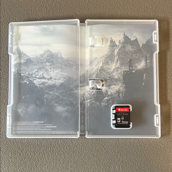 🎮🕹️NINTENDO SWITCH “SKYRIM” VIDEO GAME - Picture 2 of 3